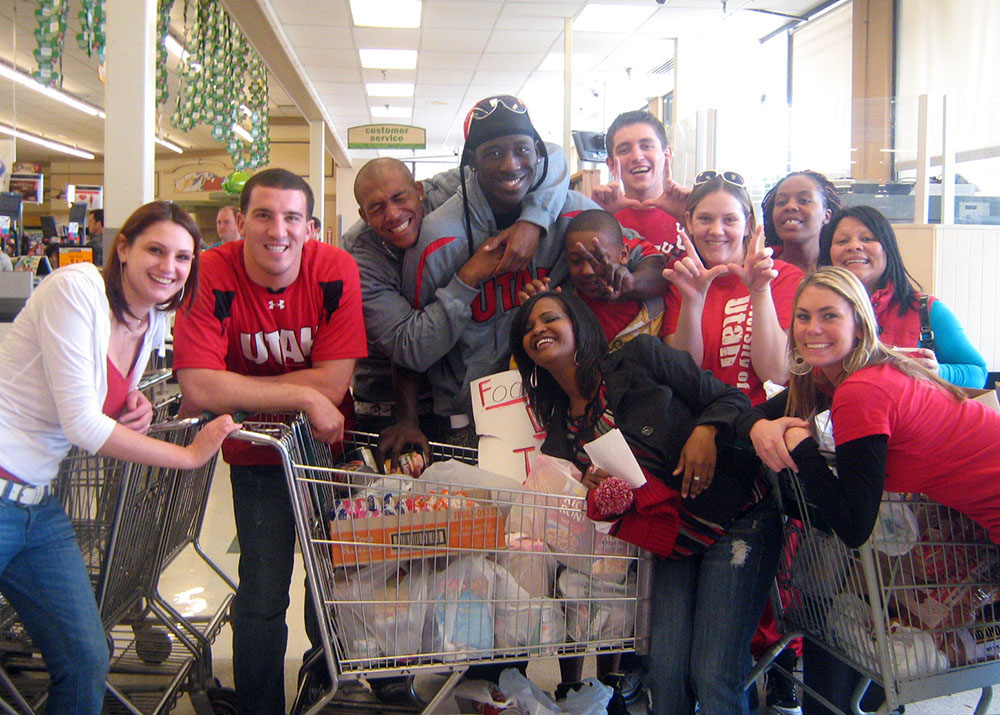 BSW students collect food donations at a local grocery store